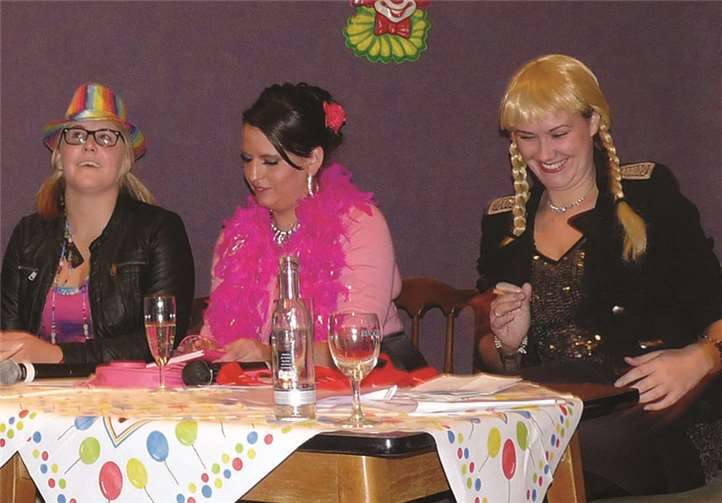 Die in schillernden Outfits auftretende Jury machte einen tollen Job! V.l.: „Konni-Fetti“ (Lena Diensberg), „Mrs. Sunshine Naddle van der Venn“ (Nadine Vordemvenne) und „Miss Perfekt - Annemarie Funk“ (Anne Diensberg).