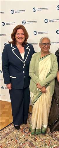 Die indische Sozial- und Umweltaktivistin Trupti Mehta (rechts) mit der Abgeordneten für den Kreis Neuwied-Altenkirchen Sandra Weeser.  Foto: Büro Weeser
