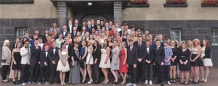 Die insgesamt 105 ehemaligen Schülerinnen und Schüler hatten sich für ein Erinnerungsfoto vor dem Mendiger Rathaus eingefunden.FRE