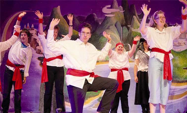 Die integrative Tanzgruppe bei ihrem letzten Auftritt. Ca 200 Mitwirkende im Alter von 2 bis 75 Jahren tanzen, singen und schauspielern im Stadt-Theater Rheinbach.privat