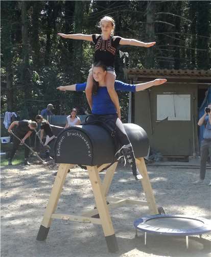 Die integrative Voltigiergruppe weihte den neuen Voltigierbock ein.