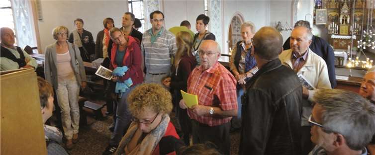 Die interessierten Besucher auf der Empore der Kirche in St. Sebastian. privat