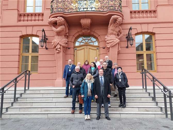 Die interessierten Besucher stehen zusammen vor dem Landtag.  Foto: privat