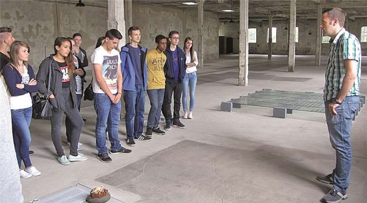 Die interessierten Schüler bei der Führung innerhalb der KZ-Gedenkstätte.  Privat
