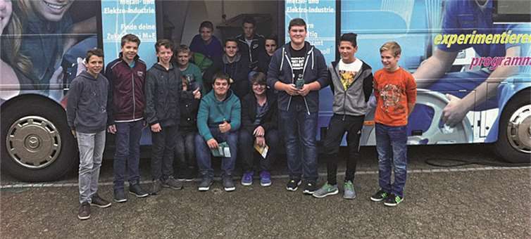 Die interessierten Schüler und Schülerinnen vor dem Infomobil.privat