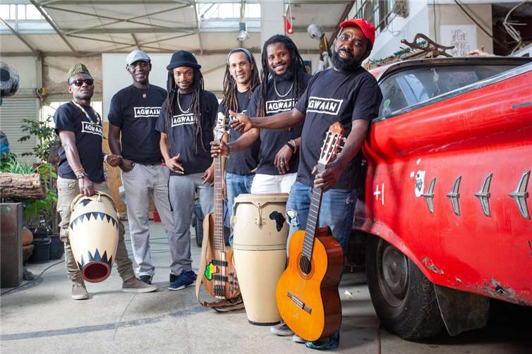 Die interkulturelle Afrobeat- und Reggae-Band AGWAAN.  Foto: Adam Kroll