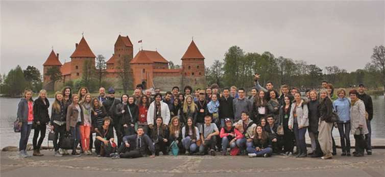Die internationale COMENIUS-Gruppe vor der Wasserburg Trakai. privat