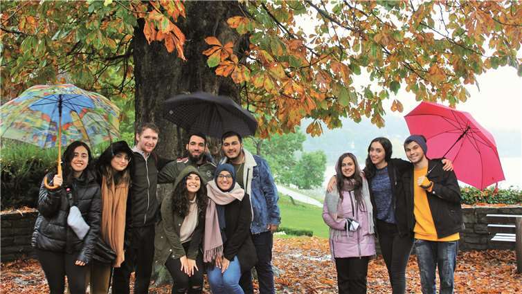 Die internationalen Austauschstudierenden genießen auch bei Regen die Farbenpracht des deutschen Herbstes. Foto: RheinAhrCampus