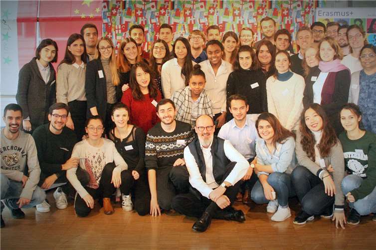 Die internationalen Teilnehmer und Dr. Laurent Borgmann (Mitte) feiern Erasmus30 in Remagen.privat