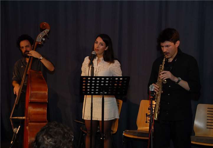 Die iranische Sängerin gab auf Deutsch einige Erläuterungenzu den von ihr und ihrer Gruppe vorgetragenen Liedern.