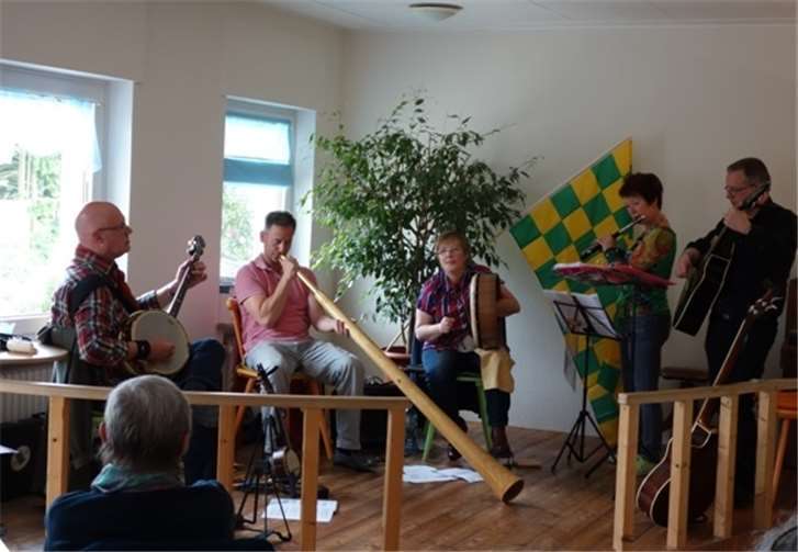 Die irische Band Seamrog erfüllt den Raum mit lebendiger Musik.privat