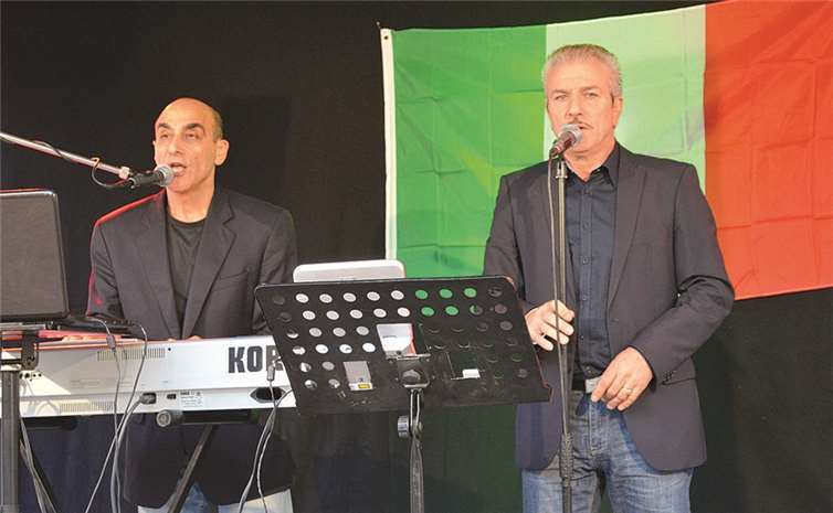 Die italienische Nacht mit der Band Ondeblue war trotz eher schlechtem Wetter gut besucht. AB