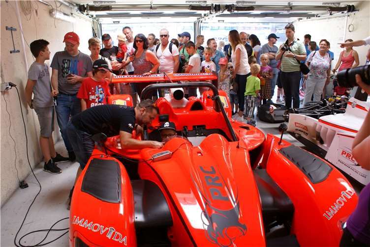 Die jährlichen Besuche mit herzkranken Kindern aus ganz Deutschland an den Rennstrecken Nürburgring und Hockenheimring mit Blick hinter die Kulissen, so wie Ökumenische Gottesdienste in der Vorweihnachtszeit für und mit Kindern mit angeborenem Herzfehler und deren Eltern in Waldbreitbach wurden ja durch Corona gestoppt, aber nicht gänzlich aufgehoben.Foto: Marino Engels