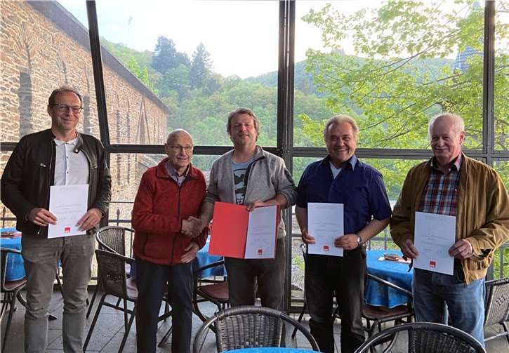 Die jahrzehntelange Mitarbeit wurde mit Urkunden bedacht.  Foto: privat