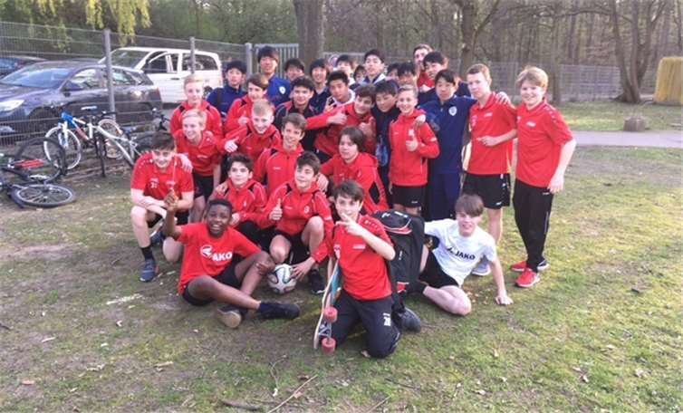 Die japanischen Fußballer fühlen sich wohl im Kreis ihrer deutschen Freunde.privat