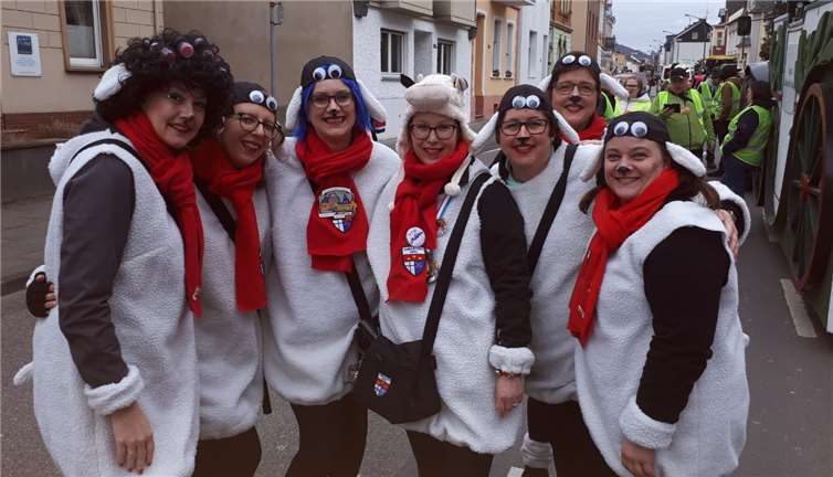 Die jecken Tambour-Corps-Schäfchen in Oberkassel.Fotos: privat