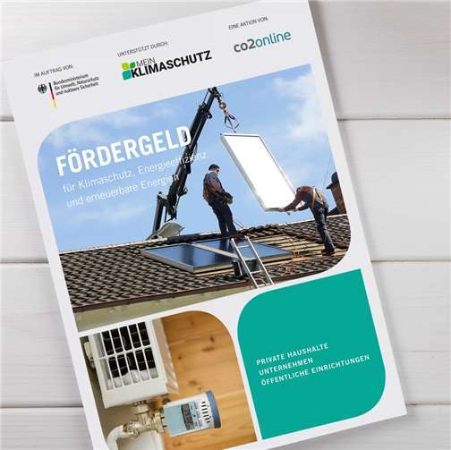 Frühjahrsputz fürs Haus – jetzt Sanierung planen Die jetzt neu aufgelegte Broschüre zu Fördermitteln für Klimaschutz, Energieeffizienz und erneuerbare Energien kann helfen, die passenden Programme zu finden und Fördermittel voll auszuschöpfen. Die 100-seitige Broschüre richtet sich an alle, die Gebäude modernisieren oder auf erneuerbare Energien umsteigen wollen. 47 Förderprogramme des Bundes werden ausführlich beschrieben. Außerdem sind 240 regionale Angebote aufgelistet. Sie kann kostenfrei auf www.co2online.de bestellen bestellt werden. Foto: www.co2online.de/iStock.com/ronstik