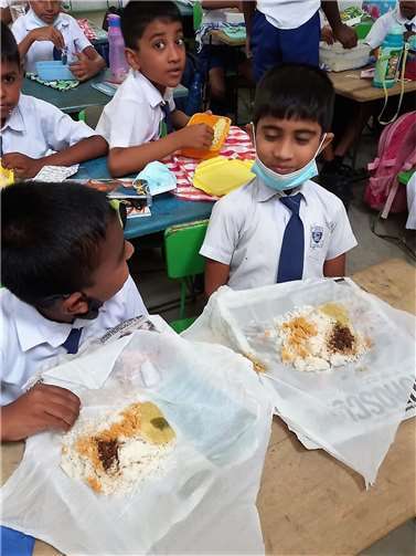 Die jetzt regelmäßige Schulspeisung lässt die Kinder täglich zur Schule kommen.  Fotos: privat