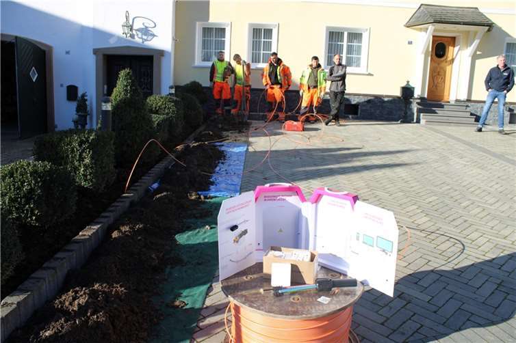 Schnelles Internet für die Verbandsgemeinde Altenahr Die jeweiligen Glasfaseranschlüsse werden bis in die Häuser verlegt, wie hier in der Mayschoßer Dorfstraße. Foto: DU