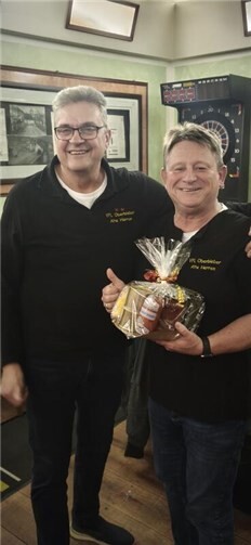 Die jeweiligen Sieger des Skat- und Knobelturniers der Alten Herren des VfL Oberbieber: Links: Albin Kohl (Sieger Knobler), Rechts: Thomas Bendle (Sieger Skatspieler). Foto: privat