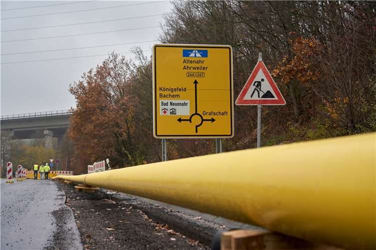 Die jeweils 16 Meter langen Rohre werden vorab miteinander verbunden, um dann unter der Erde verlegt werden zu können. Foto: Sascha Ditscher.