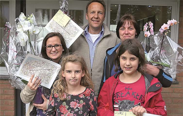 Die jeweils Erstplatzierten des Luftballon-Weitflugwettbewerbs; es fehlt die Siegerin des Kinderwettbewerbs, Anjali Krümmel.privat