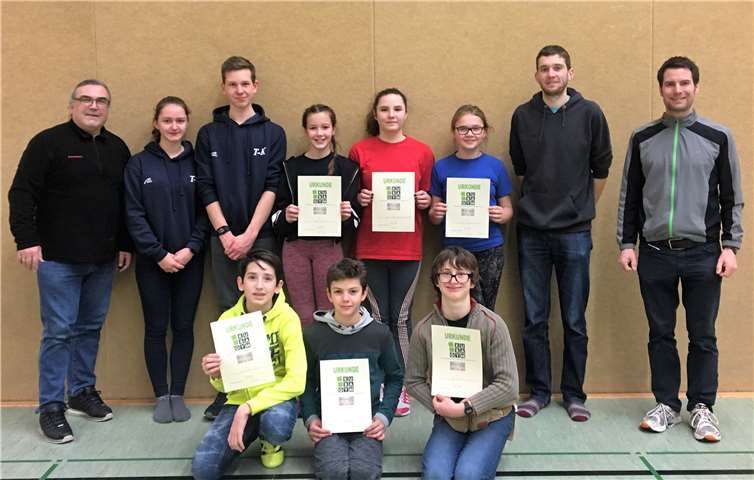 Die jeweils drei besten Jungen und Mädchen erhielten Urkunden für Ihre besondere Leistungen auf den Ruderergometern (obere Reihe v.l.n.r.4.-6.) Sophia Simka, Jana Schwindenhammer, Lea Mechlinski und (untere Reihe v.l.)Levin Wey, Felix Bischof und Gus Cumler. Die Siegerehrung wurde vorgenommen von (obere Reihe von l.n.r.,1-3 und 7-8.) Michael Hippert, Julia Bischof, Simon Haible, Tim Bier und Timo Sesterhenn.privat