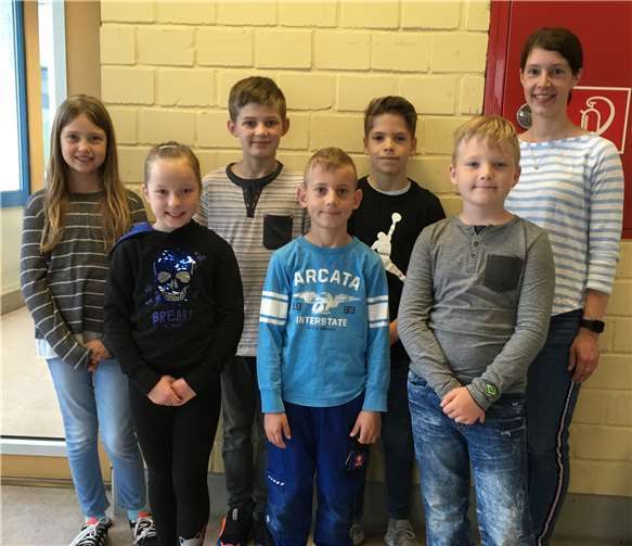 Die jeweils drei besten Kinder aus den dritten und vierten Schuljahren bei der Siegerehrung. Foto: privat