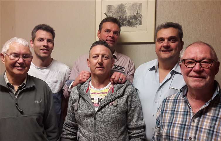 Die jeweils ersten drei Platzierungen des Skat- und Knobelturniers der Alten Herren des VfL Oberbieber: Von links: Kurt Fleischer belegte den 3. Platz der Skatspieler, Arne Petry machte den 2. Platz der Knobler, Michael Link erhielt den 2. Platz der Skatspieler, Udo Molitor bekam den 3. Platz der Knobler, Albin Kohl siegte mit dem 1. Platz der Knobler, Klaus Rockenfeller siegte mit dem 1. Platz der Skatspieler.privat