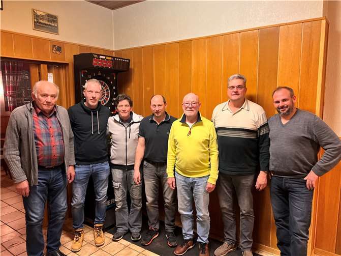 Die jeweils ersten drei Platzierungen des Skat- und Knobelturniers der Alten Herren des VfL Oberbieber: v.li. Horst Puderbach (3. Platz Skatspieler), Dennis Petry (2. Platz Knobler), José Carrillo (3. Platz Knobler), Thomas Kurz (2. Platz Skatspieler), Klaus Rockenfeller (1. Platz Skatspieler), Präsident Albin Kohl, Ralf Emmel (1. Platz Knobler). Foto: privat