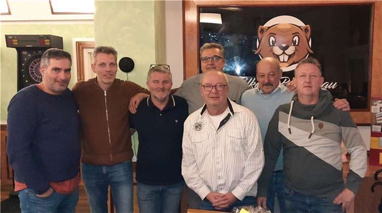 Die jeweils ersten drei Platzierungen des Skat- und Knobelturniers der Alten Herren des VfL Oberbieber (von links): Guido Schmidt (3. Platz Knobler), Arne Petry (2. Platz Knobler), Christoph Schäfer (1. Platz Knobler), Albin Kohl (Vorsitzender), Michael Zimmermann (3. Platz Skatspieler), Wolfgang Schuck (1. Platz Skatspieler), Michael Link (2. Platz Skatspieler)  Foto: privat