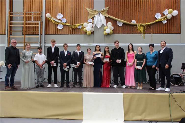 Die jeweils klassenbesten Schülerinnen und Schüler aller sechs Abschlussklassen.  Foto: Verena Kölb