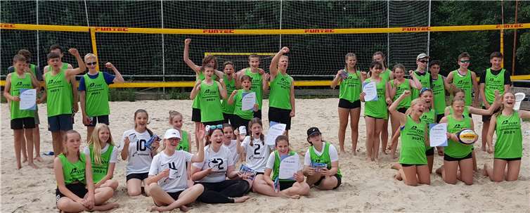 Die jubelnden Beach-Kids nach Teams aufgestellt freuen sich über die tollen Wettkämpfe. Vorne rechts die Beachmeisterinnen von Mainz-Gonsenheim, in der Mitte hinten die Beachmeister aus Mommenheim.