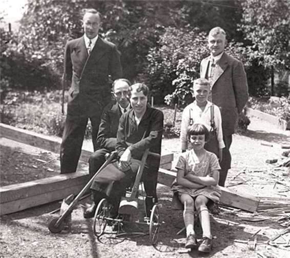 Die jüdische Familie Kahn aus Trier: Vater und Mutter Kahn, Heinz Kahn (lebte Jahrzehnte lang in Polch) und Schwester Gertrud, stehend die Assistenten des Tierarztes Dr. Kahn, Mitte der 1930er-Jahre.