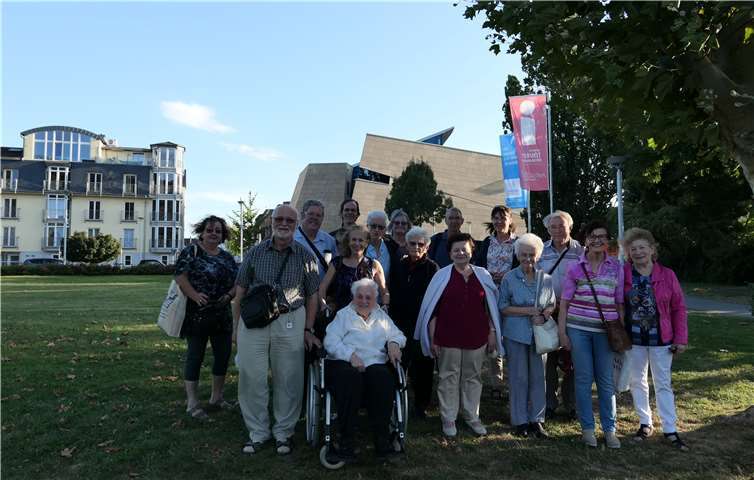Die jüdischen Gäste und Mitglieder der Christlcih-Jüdischen Gesellschaft am Andernacher Geysir-Zentrum. Foto: privat