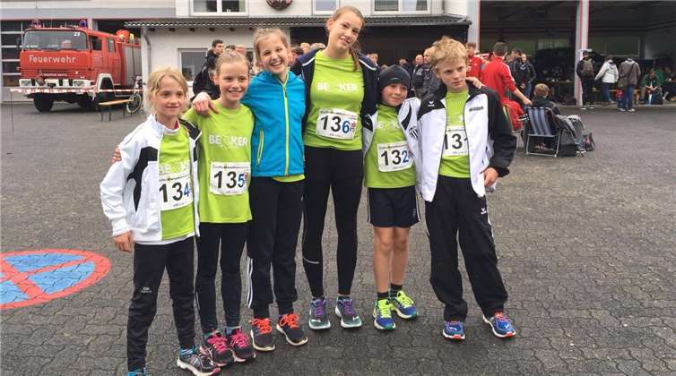 Die jüngere Staffel lief in der Besetzung Thomas Bensch, Kaylee Mesenholl, Lea Warzecha, Simon Waldek, Simone Steinke und Gemma Fischer im Wechsel Zwei-Kilometer- Runden.