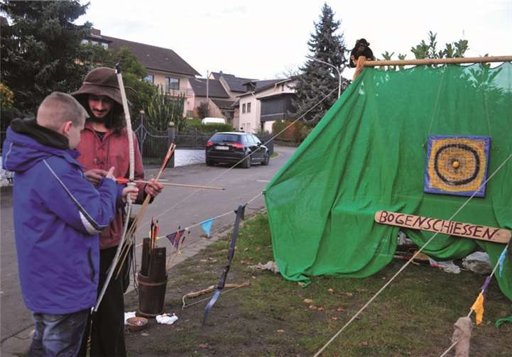 Die jüngeren Besucher konnten sich unter Aufsicht beim Bogenschießen versuchen.