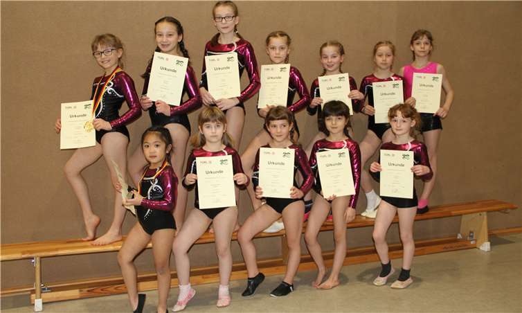 Die jüngeren Turnerinnen durften mit ihren Leistungen ebenfalls sehr zufrieden sein (von links): Lena Friesenhahn, Ecem Taflan, Valeria Luft, Karina Paliukh, Lena Soldan, Franziska Lamert, Kristina Merkel, Isla Miranda, Alissa Owtschinnikow, Elisabeth Schäfer, Jacquelin Schneigelberge und Emilia Flato.