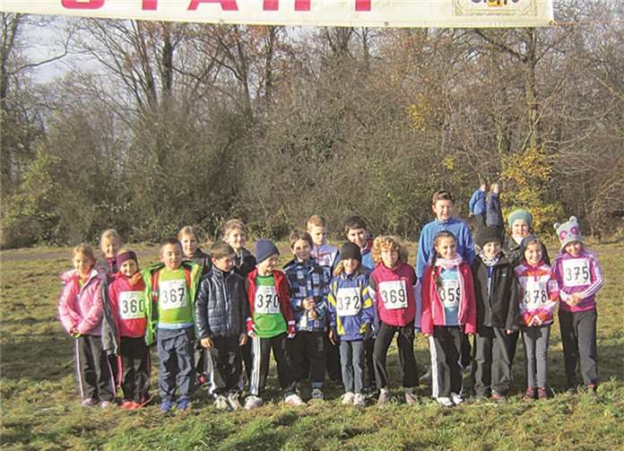 Die jüngeren VfB-Athleten warten auf den Start. privat