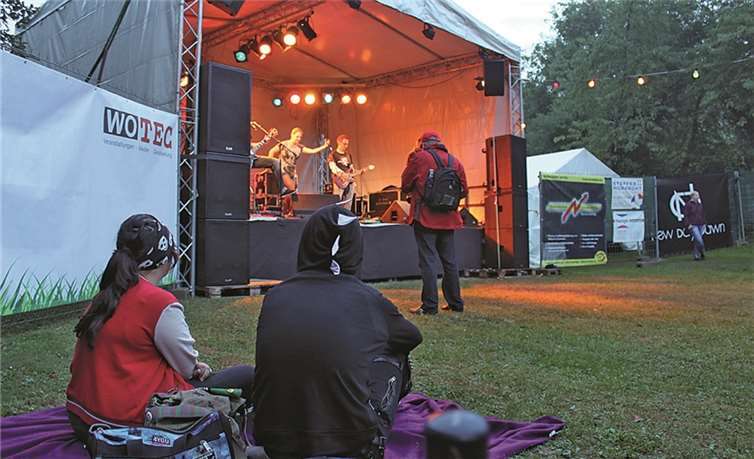 Die jüngste Auflage von Beul rockt war nur was für die hartgesottenen Fans. Aber mit Picknickdecke im Gepäck ging’s auch ohne Sonnenschein. RERE