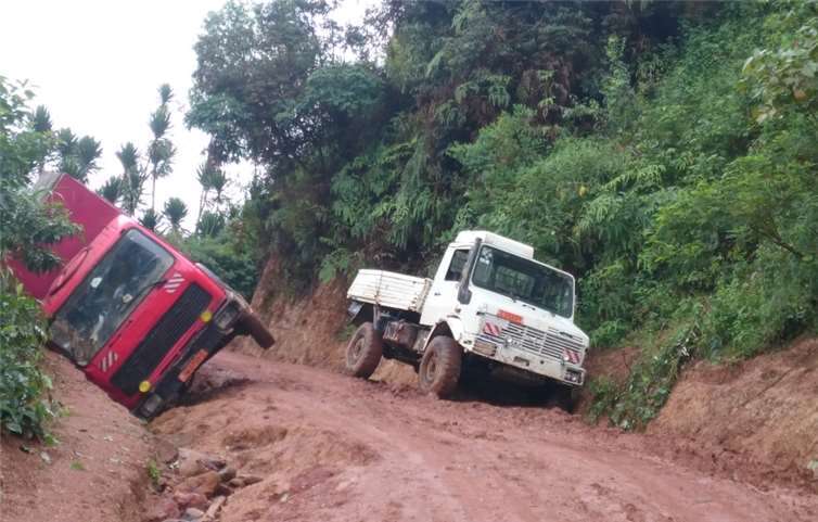 Die jüngste Hilfslieferung hat ihr Ziel noch nicht erreicht, da die einzige Straße nach Fontem sich in einem schrecklichen Zustand befindet.  privat
