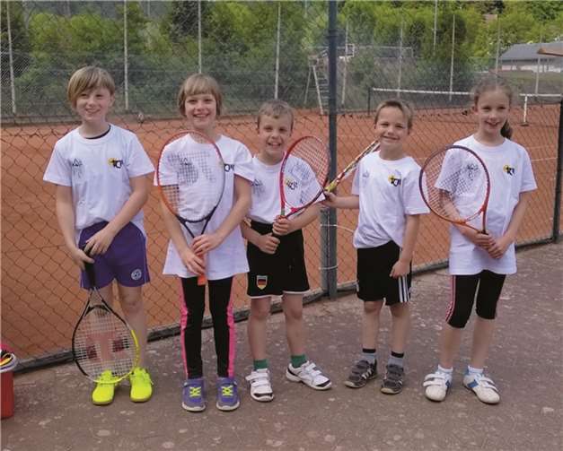 Die jüngste Mannschaft im TC Münstermaifeld ist die U9 gemischt (Jahrgang 2006 und jünger) oder auch Mainzelmännchen-Mannschaft genannt (von links): Fynn Hürter, Lisa Kräber, Henry Kathan, Jannik Lindemann und Amelie Kathan. Zur Mannschaft gehört auch Maria Koutalas.