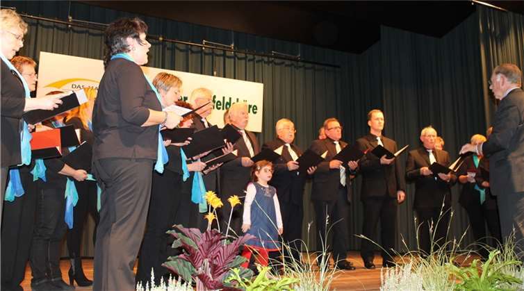 Die jüngste Sängerin beim Konzert der Maifeldchöre stellte der gemischte Chor Rüber mit der fünfjährigen Kimi Caspary, die sich unerwartet unter die Sänger mischte.
