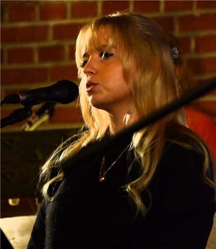 Volkslieder zum Lauschen und Mitsingen Die jüngste Stimme im Ensemble ist Marlene Theis.