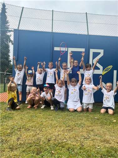 Die jüngste Tennismannschaft des TC Bad Breisig, die liebevoll „Mainzelmännchen“ genannt wird, hat einen beeindruckenden Sieg gegen den SC Niederzissen errungen. Foto: privat