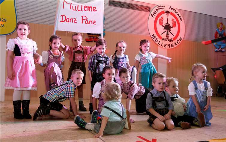 Die jüngsten Aktiven auf der Bühne waren die „Mülleme Danz Pänz“, die das Sitzungsprogramm eröffneten.  SES