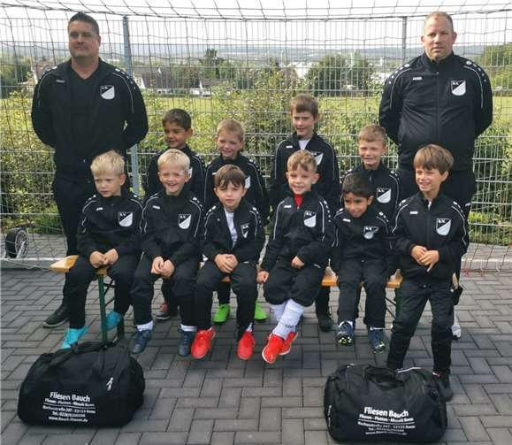 Die jüngsten Fußballer des SVA können sich über neue Trainingsanzüge und Sporttaschen freuen.  Fotos: privat