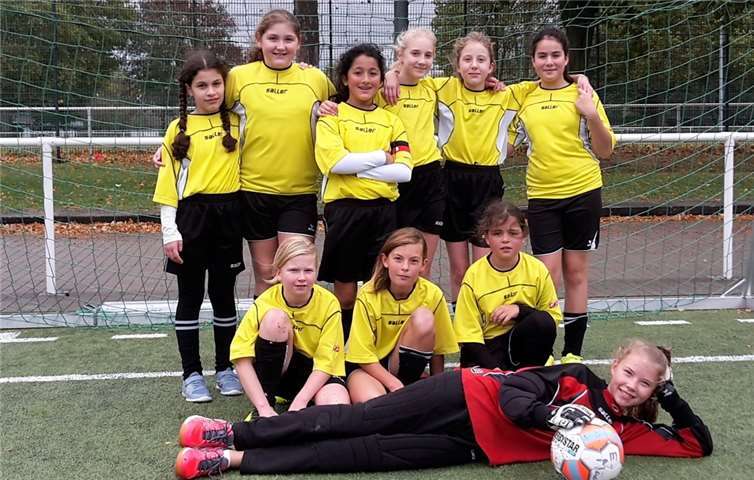 Die jüngsten Fußballerinnen des Are-Gymnasiums freuen sich über 21 erzielte Tore. privat