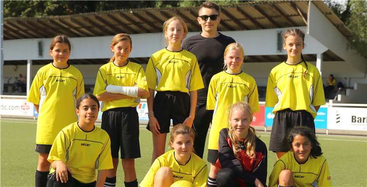 Die jüngsten Fußballerinnen des Are-Gymnasiums freuen sich über den Turniersieg und 12 erzielte Tore. Foto: privat
