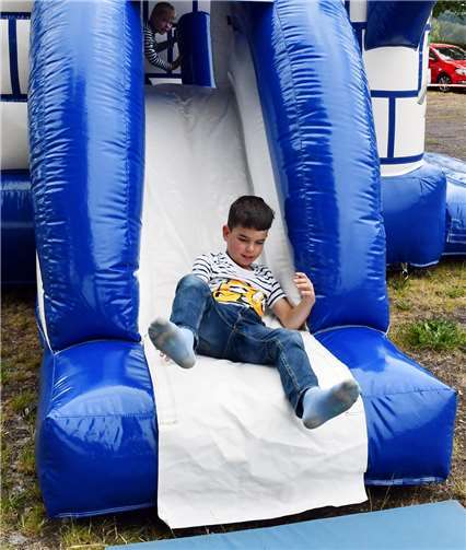 Die jüngsten Gäste vergnügten sich auf der Hüpfburg.